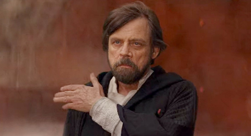   Luke Skywalker se quita la suciedad del hombro en Star Wars: The Last Jedi.