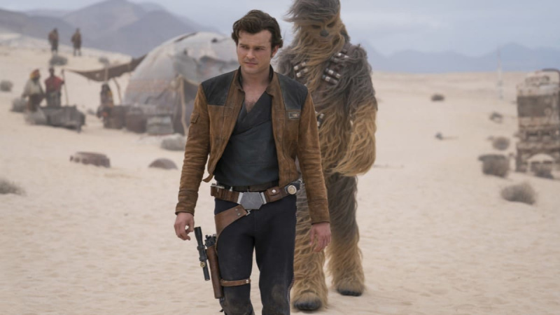   Han Solo camina por un planeta arenoso en Solo: A Star Wars Story