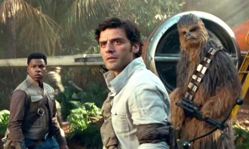   Poe Dameron, Finn y Chewbacca parados afuera de un barco en una jungla en el tráiler de Star Wars: The Rise of Skywalker.