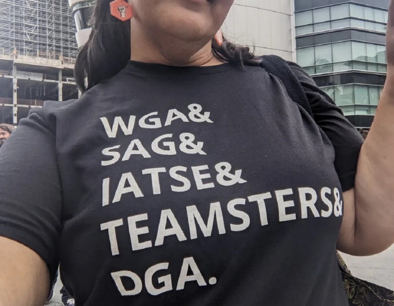 Iată cum fanii pot demonstra solidaritatea cu membrii WGA și SAG-AFTRA în grevă!