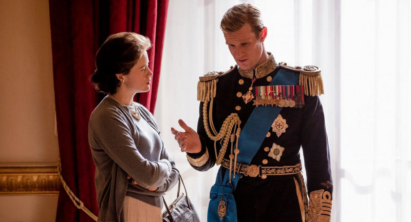   الملكة اليزابيث (كلير فوي) والأمير فيليب (مات سميث) في"The Crown"