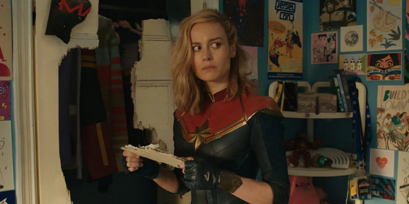  Brie Larson como Capitana Marvel, sosteniendo un trozo de papel y luciendo confundida en Ms. Marvel's post-credits scene