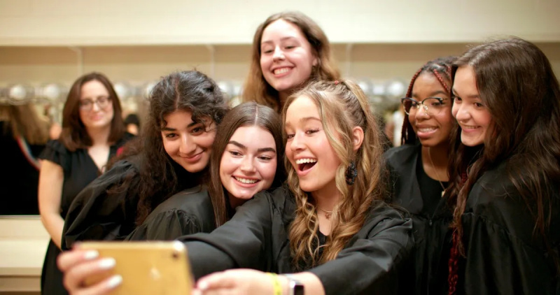 Гледайте как младите жени изграждат своя собствена демокрация в трейлъра на „Girls State“.