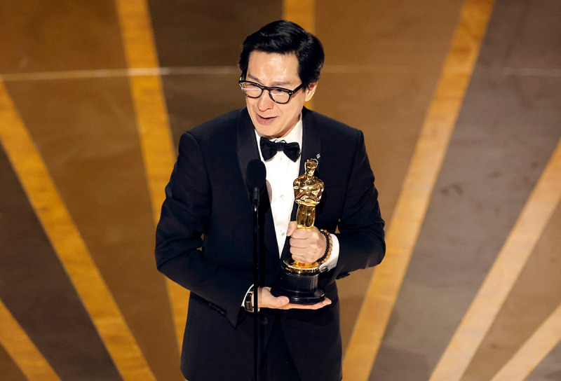 Ke Huy Quan je prejel nagrado za najboljšega stranskega igralca in jokamo od veselja