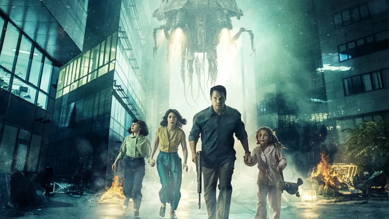   rodina uteká pred obludným mimozemšťanom v pozadí
