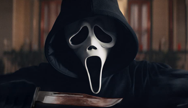   Ghostface empuñando un cuchillo en Scream (2022)