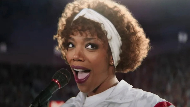   Naomie Ackie dans le rôle de Whitney Houston dans Je veux danser avec quelqu'un