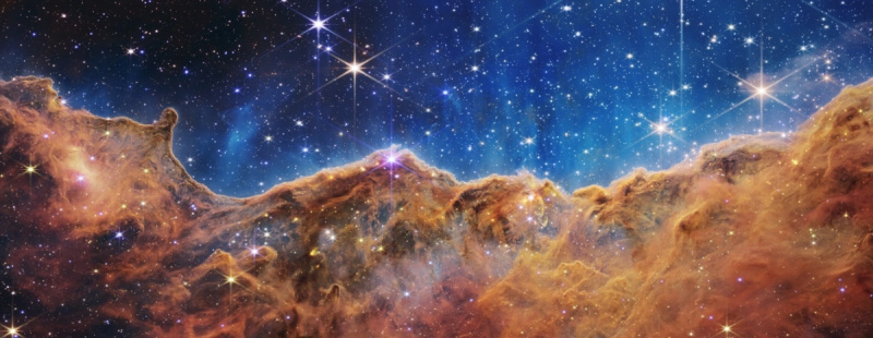  La Nebulosa Carina, una masa gaseosa anaranjada, con estrellas detrás.