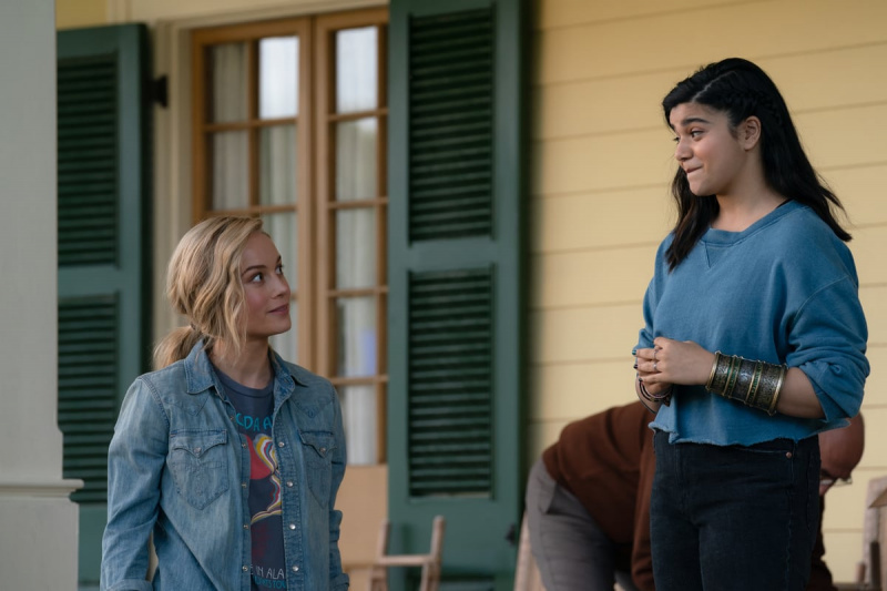  Carol und Kamala stehen auf Maria und Monica's porch in Louisiana.