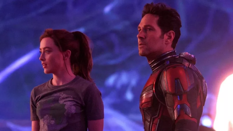  En un fotograma de'Ant-Man and the Wasp: Quantumania,' Cassie (Kathryn Newton) stands next to her father, Scott Lang. Scott is wearing his Ant-Man suit without the helmet, so his face his visible.