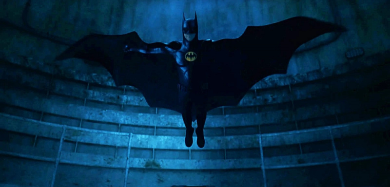  Michael Keaton como Batman voando em The Flash