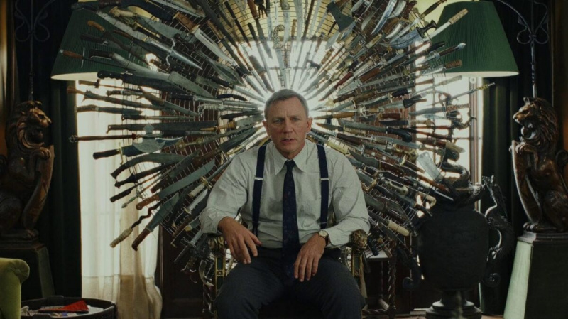   Daniel Craig als Benoit Blanc in Knives Out sitzt auf einem Thron aus Messern