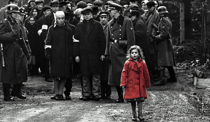   Před vojáky ve filmu chodí holčička v červeném kabátě'Schindler's List'