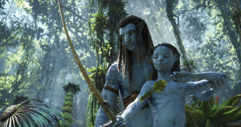   Jake Sully učí své dítě, jak používat luk a šíp'Avatar: The Way of Water'