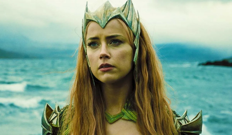  Amber Heard luce melancólica como Mera en una escena de Aquaman 2.