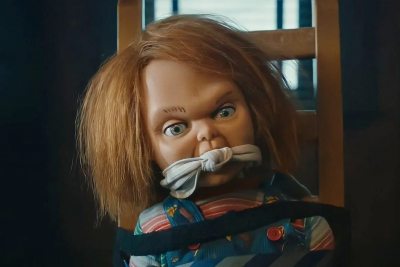  Une des poupées Chucky ligotée et bâillonnée"Chucky" season 2