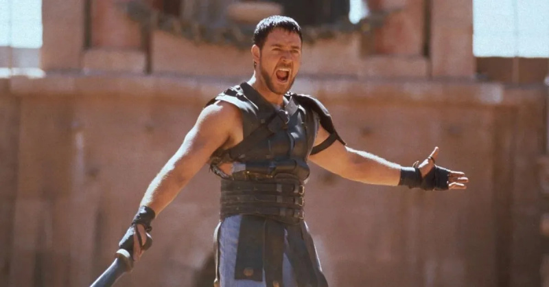   Белац у гладијаторском оклопу стоји и виче са оружјем у руци"Gladiator"