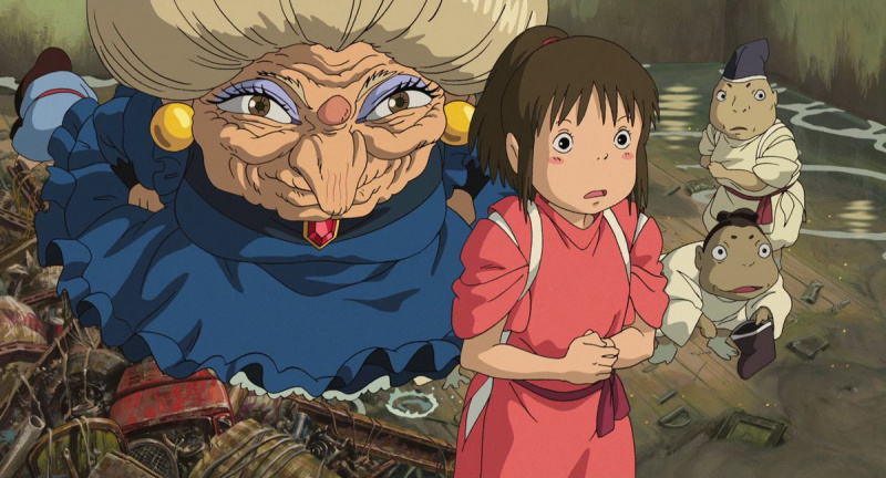   Анимирана млада девојка изгледа нервозно док старија жена са брадавицом на лицу стоји иза ње у"Spirited Away"