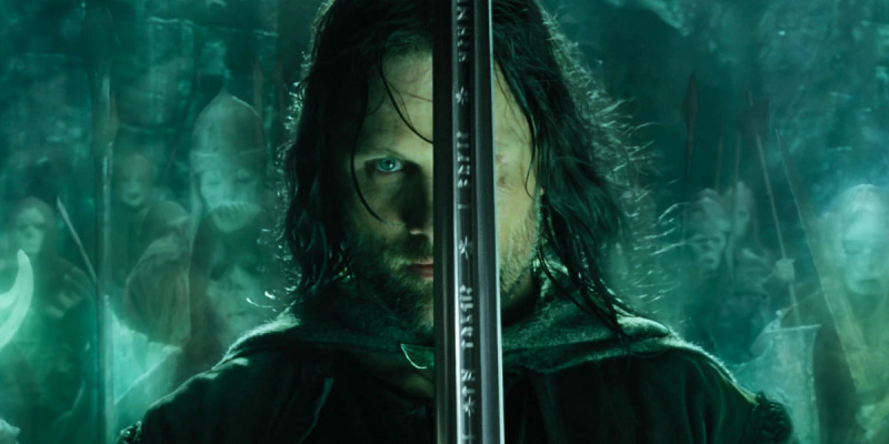   Белац држи мач испред свог лица док интензивно гледа у камеру"The Lord of the Rings: The Return of the King"