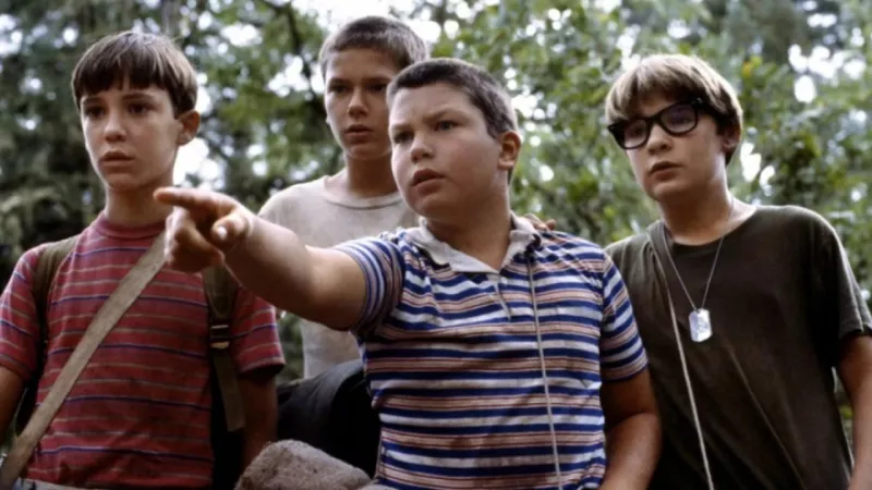  Четири млада бела дечака у шуми радознало гледају у даљину"Stand By Me" 