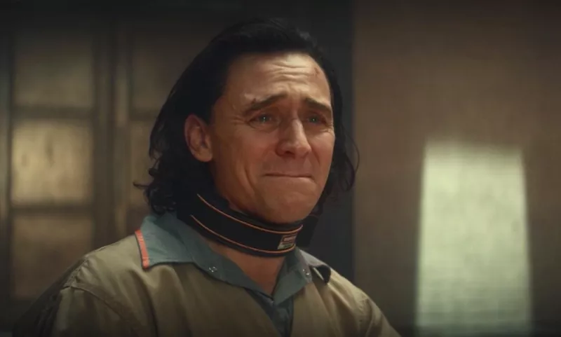   Loki zadržiava slzy a má na sebe väzenskú kombinézu TVA.