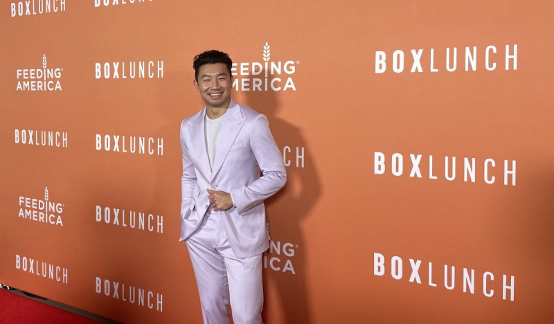 INTERVJU: Simu Liu talar om att skriva memoarer och Chris Hemsworths biceps på BoxLunch Holiday Gala