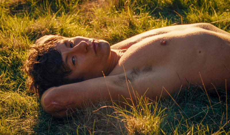  Oliver Quick (Barry Keoghan) se relaja desnudo en la hierba en'Saltburn.'