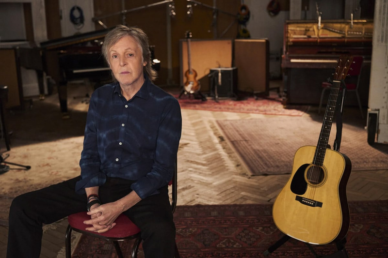   Paul McCartney sentado con una guitarra en'If These Walls Could Sing'