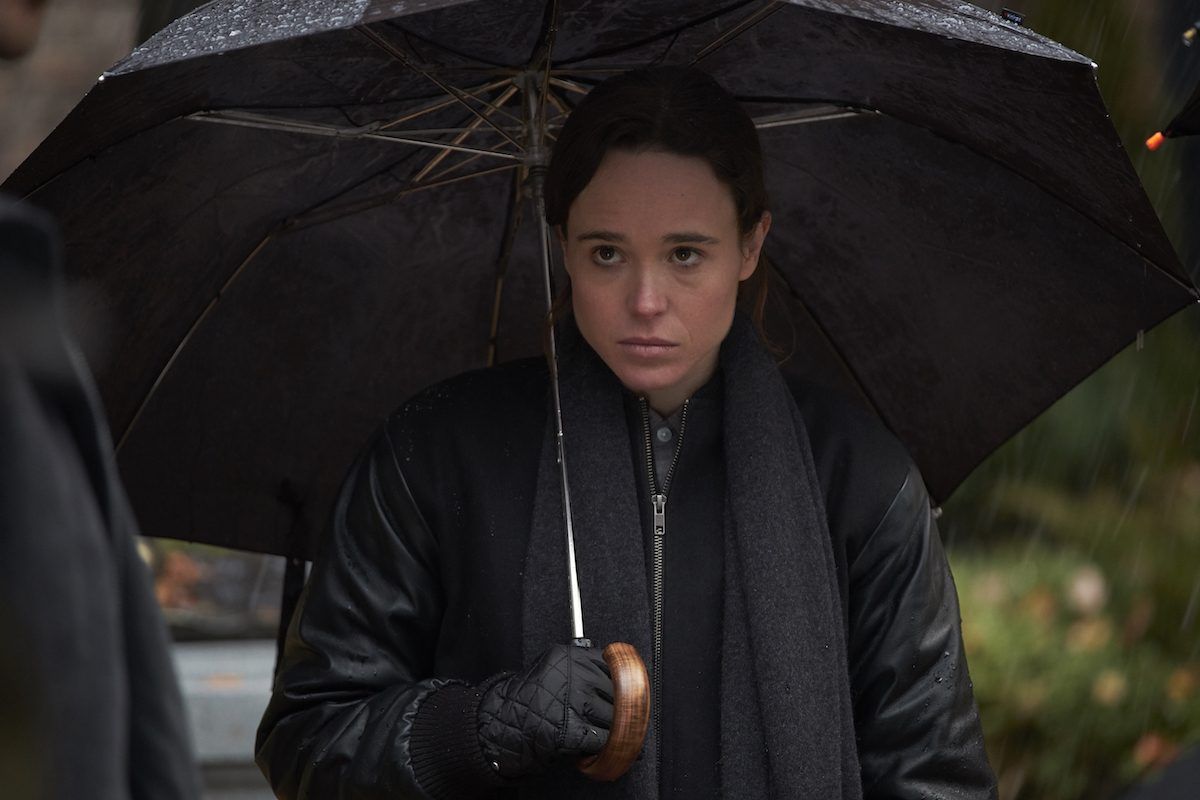 Ellen Page bir şemsiye tutuyor ve Netflix'te asık suratlı görünüyor