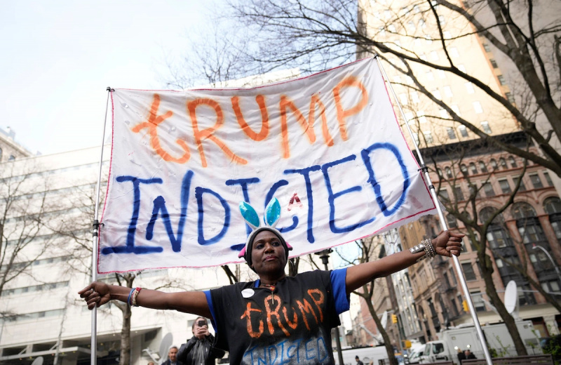 Najbardziej niezrównoważona impreza w Ameryce odbyła się wczoraj przed budynkiem sądu w Nowym Jorku
