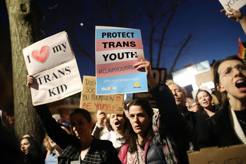  Un gruppo di manifestanti in possesso di segni di lettura"protect trans youth" and "I Heart My Trans Kid" Spencer Platt/Getty Images