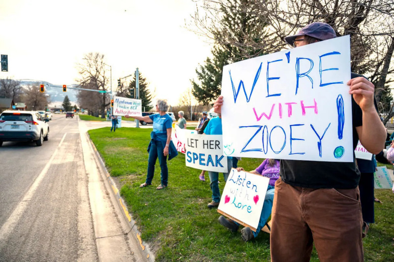 Montana-representanten Zooey Zephyr stämmer efter att republikanerna röstat för att ta bort henne från husets våning