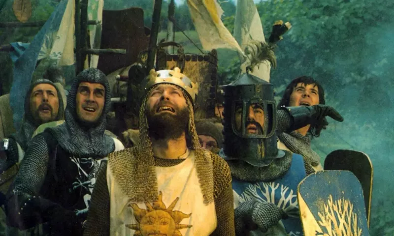 Monty Python gerbėjai turėjo lauko dieną su karaliaus Karolio III karūnavimu