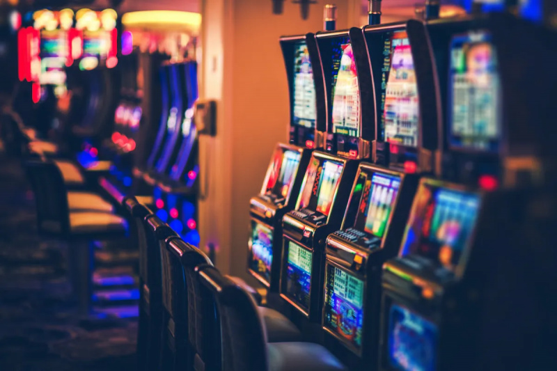  Reihen von Casino-Spielautomaten, keine Menschen.