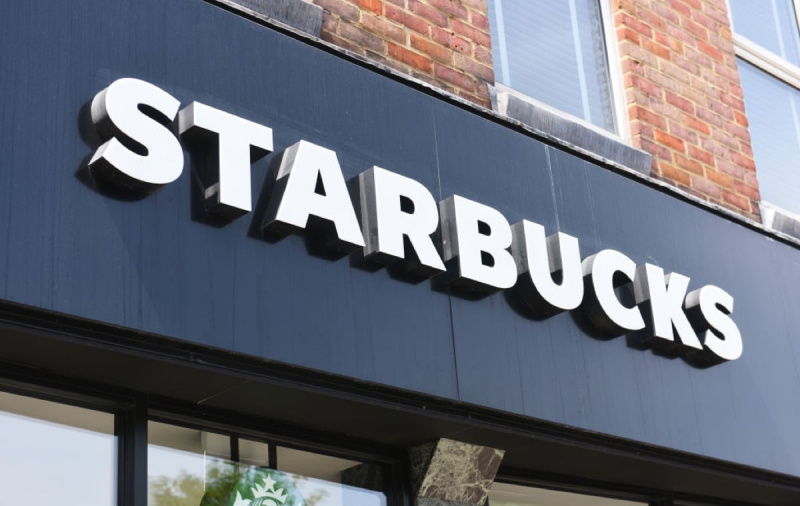 Starbucks är det senaste företaget som grott på högerhat, kommer inte att visa stolthetsdekorationer i butiker