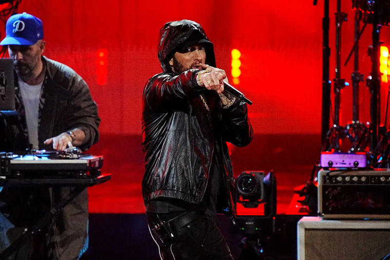  LOS ÁNGELES, CALIFORNIA - 5 DE NOVIEMBRE: El miembro Eminem actúa en el escenario durante la 37.a ceremonia anual de incorporación al Salón de la Fama del Rock & Roll en Microsoft Theatre el 5 de noviembre de 2022 en Los Ángeles, California. (Foto de Jeff Kravitz/FilmMagic)