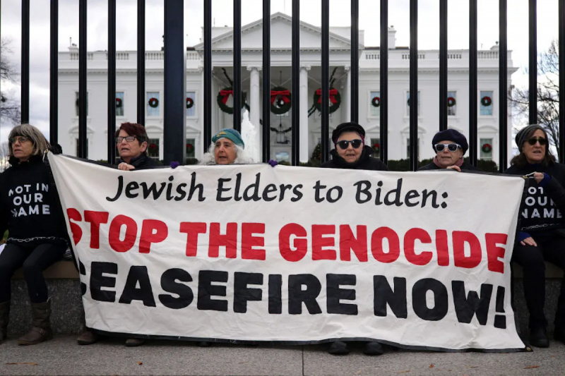 נשים יהודיות כבולות את עצמן לשערי הבית הלבן כדי להפגין את מותם של כמעט 20 אלף עזתים