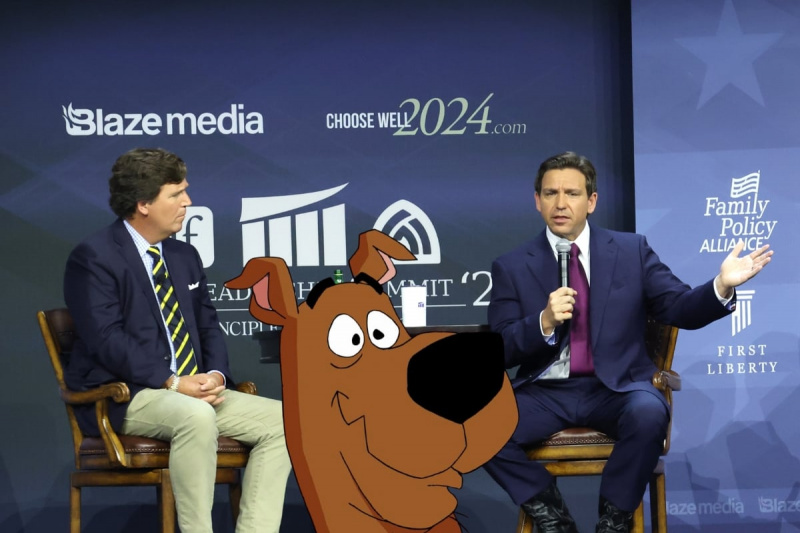   Ron DeSantis y Tucker Carlson hablando en un evento. El perro de dibujos animados Scooby-Doo está editado en la foto.