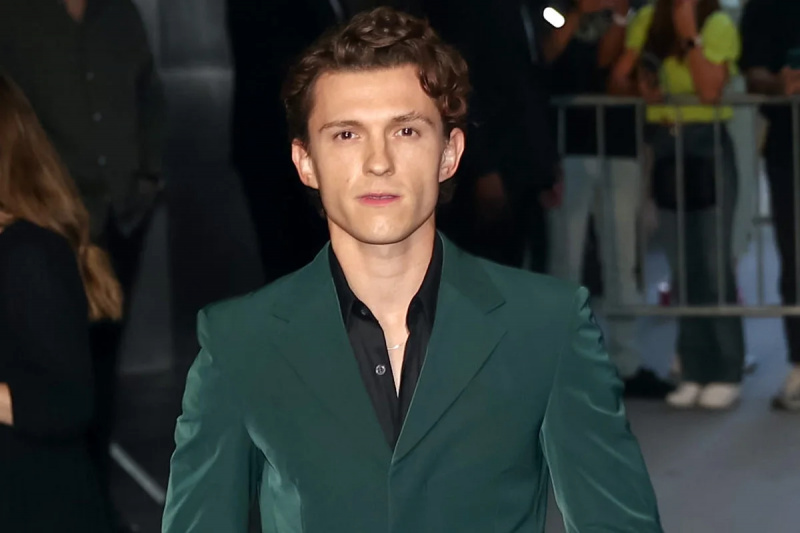  Tom Holland w zielonym garniturze na premierze filmu.