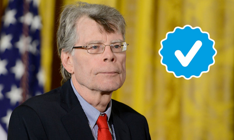  Stephen King mit einem blauen verifizierten Twitter-Häkchen