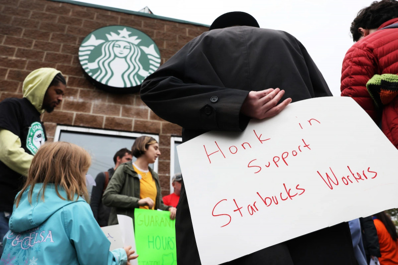  Los trabajadores de Starbucks se manifiestan a favor de la sindicalización.