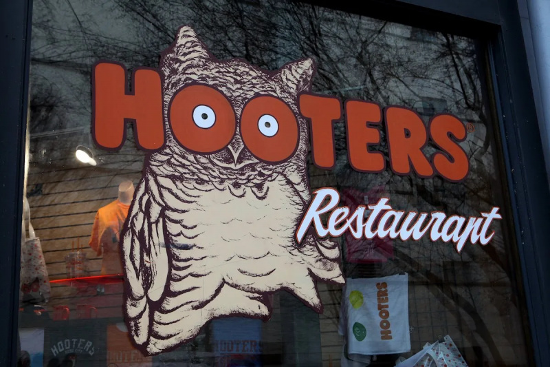  Знак испред ресторана Хоотерс са логотипом сове.