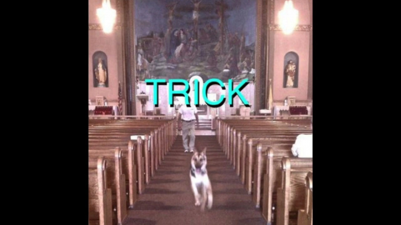   Carátula del álbum que representa a un perro callejero corriendo hacia una iglesia.
