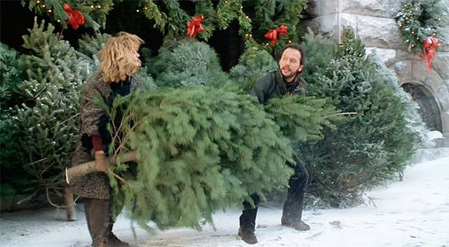   Meg Ryan y Billy Crystal llevan un gran árbol de Navidad en Cuando Harry conoció a Sally.