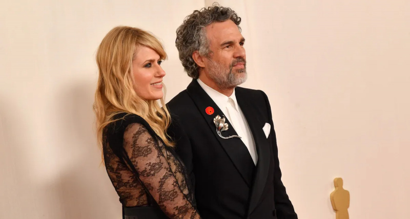 De røde pins set ved Oscar-uddelingen er et opråb om fred