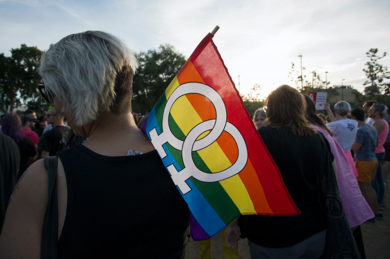 إيطاليا تبدأ في إزالة النساء المثليات من شهادات ميلاد أطفالهن