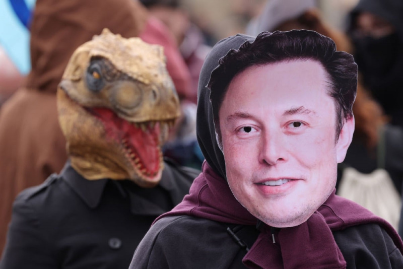 Elon Musk ujawnił swoje BARDZO dziwne i przerażające alternatywne konto na Twitterze