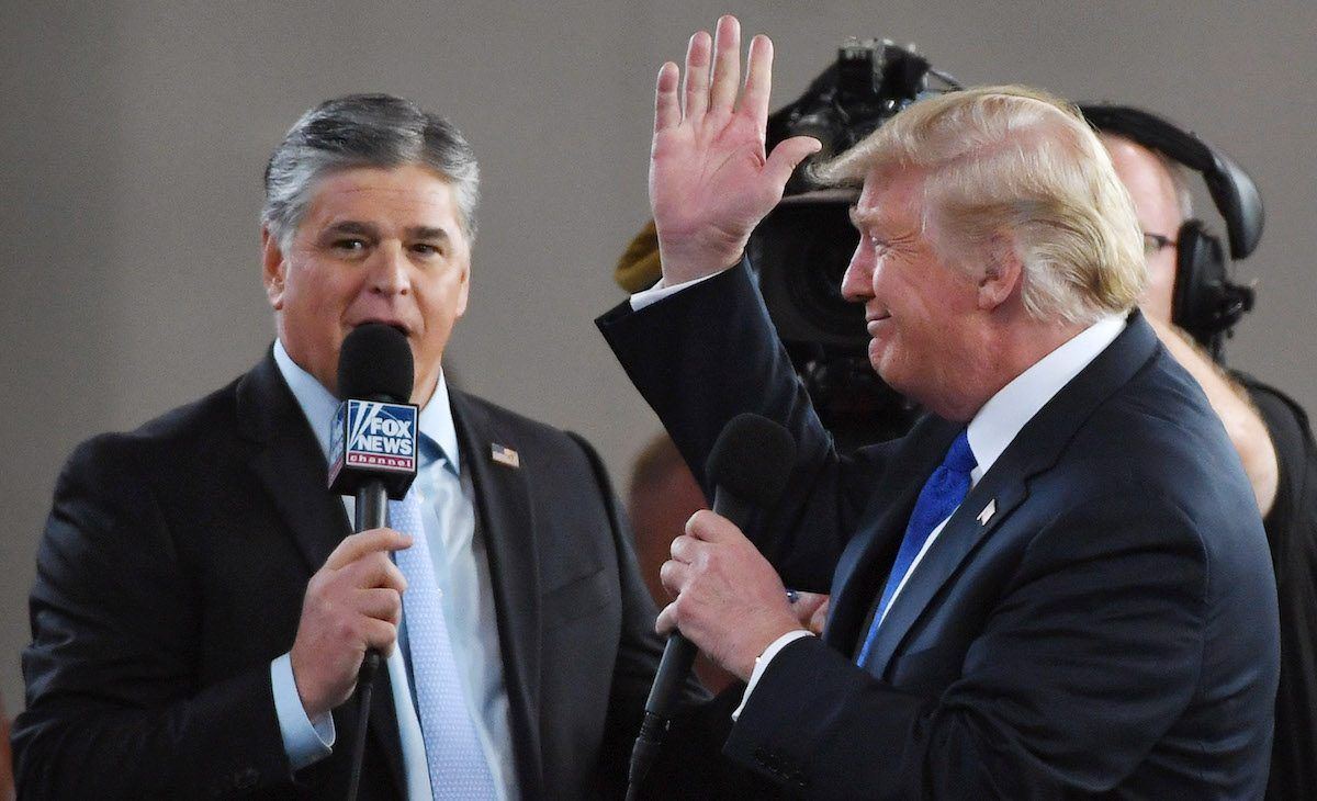 Donald Trump ve Sean Hannity, Fox haberi olan propaganda makinesini kutluyor.