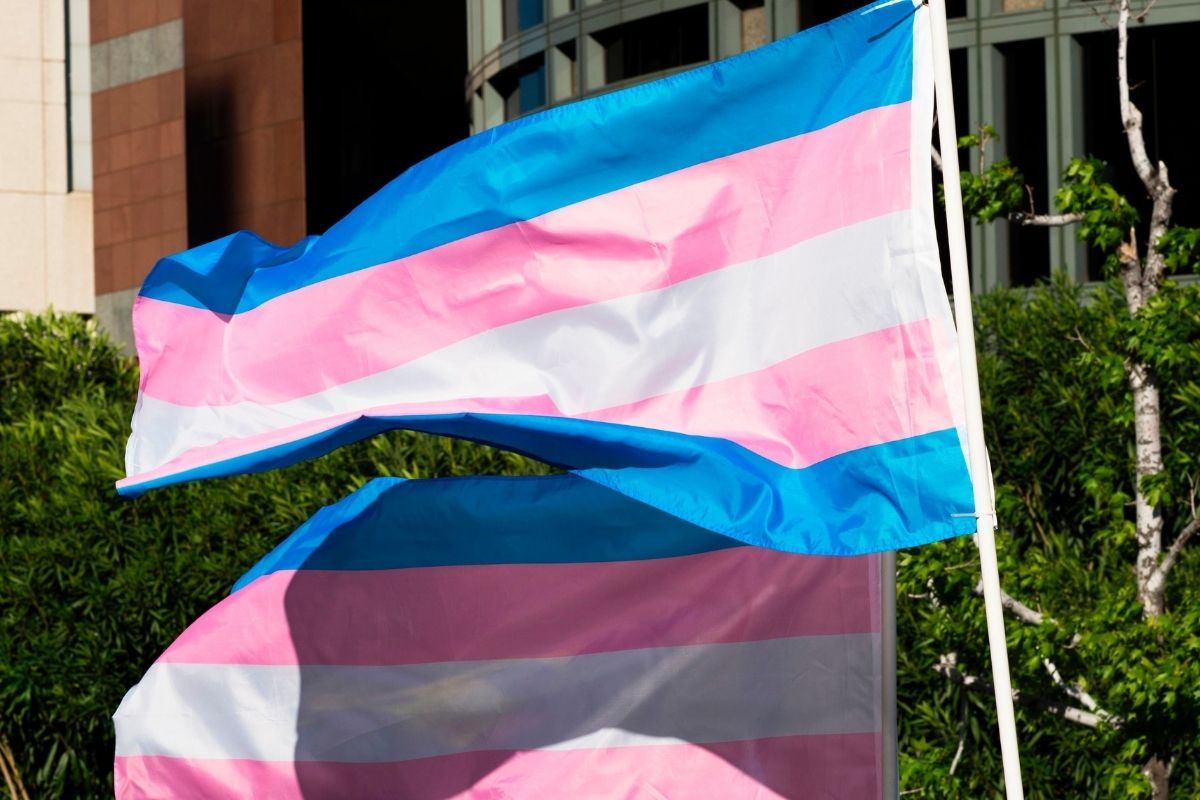 Manifestanti Anti-Trans si presentanu in L.A. Spa Chì Rifusa Semplicemente di Discriminà Contra e Donne Transgender