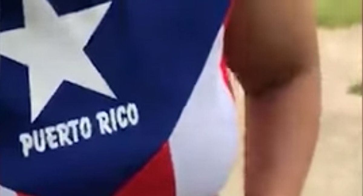 Mannen som trakasserte kvinnen for å ha på seg en Puerto Rico-skjorte, er siktet for forbrytelse mot hatforbrytelser